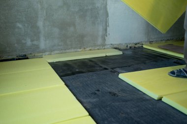 Zemin yalıtımı için genişletilmiş polistiren, zemine su yalıtımı ile genişletilmiş polistiren kurulumu, su yalıtımı ile ısınma.