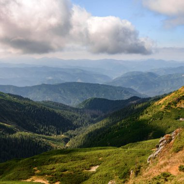 Karpatların Nesamovite Gölü yakınlarındaki manzaraları, sonbaharda Ukrayna Karpatları, sonbaharda dağların gerçek manzarası..