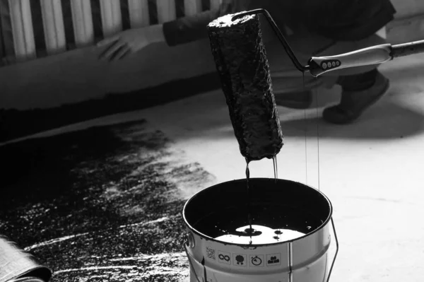 Applying Hot Resin Floor Waterproofing Roller Bucket Resin Black Liquid — стоковое фото