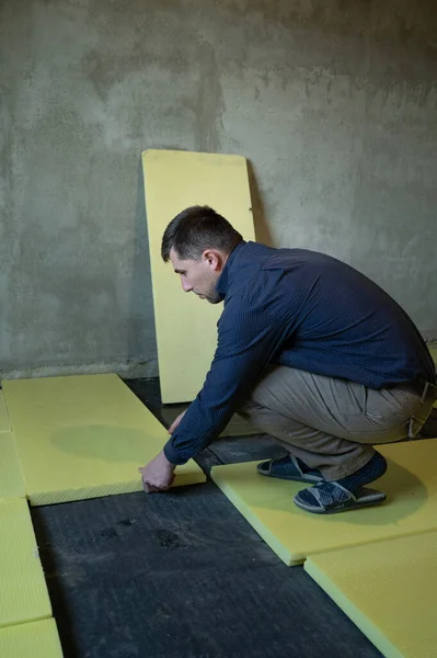 Zemin yalıtımı, genişletilmiş polistiren ve su geçirmezlik için genişletilmiş polistiren kurulumu.