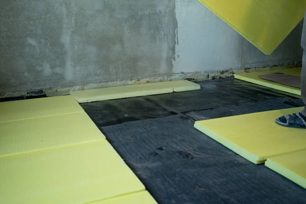 Zemin yalıtımı için genişletilmiş polistiren, zemine su yalıtımı ile genişletilmiş polistiren kurulumu, su yalıtımı ile ısınma.