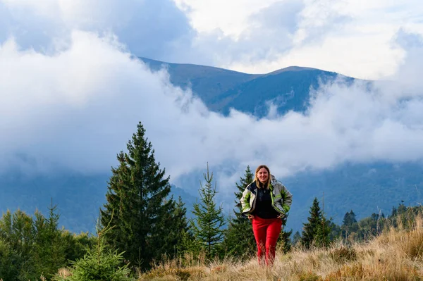 Carpathian yürüyüş yolları, kadın turistler Karpat manzaralarına hayran, dağlarda sonbahar zamanı, kornohirskyy sırtı.