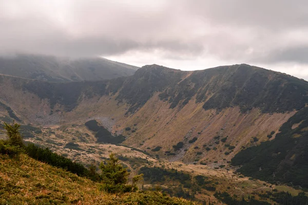 ネサモヴィテ湖近くのカルパティア人の風景 秋のウクライナのカルパティア人 秋の山の本当の景色 — ストック写真