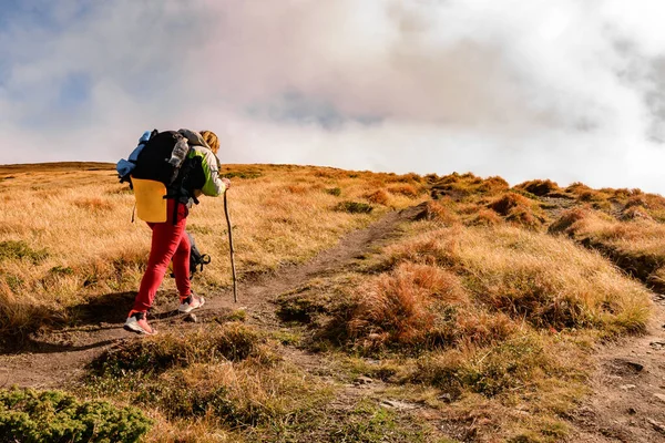 Estilo Vida Aventura Viajar Nas Montanhas Com Uma Mochila Pernoite — Fotografia de Stock