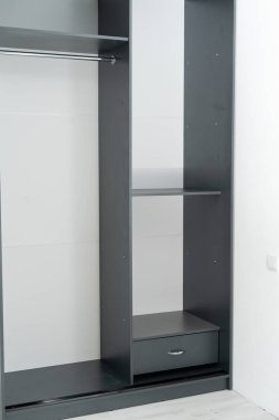 Dolabın ortasındaki gri çekmece, dolapların yerleştirilmesi, küçük bir gardırop..