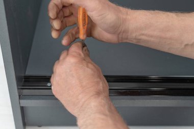 Dolabın kapısını ayarlamak için altıgen anahtar, dolabın evde kurulumu, kapının kurulumu için ayrıntılı bir plan..