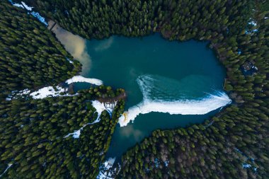 Karpatlar 'daki Synevyr Gölü, gölün en üst manzarası, buzla kaplı dağ gölü, Synevyr Gölü üzerindeki buz hattı, Ulusal Park.