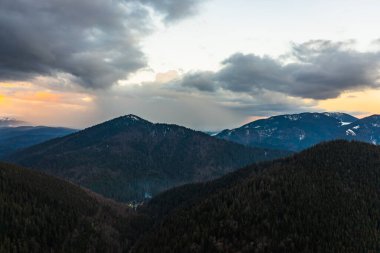 Synevyrska Polyana Doğal Parkı 'ndaki Karpatların Panoraması, karlı ve sabah sisli ve bulutlu orman, dağların eteğindeki bulutlar, dağlarda şafak vakti