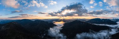 Synevyrska Polyana Doğal Parkı 'ndaki Karpatların Panoraması, karlı ve sabah sisli ve bulutlu orman, dağların eteğindeki bulutlar, dağlarda şafak vakti