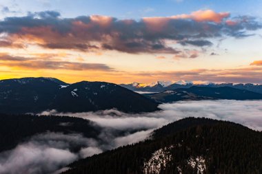 Dağların üzerindeki bulutlu gökyüzü, ormanların üzerindeki yağmurlu bahar bulutları ve dağların tepeleri, dağlar arasındaki sis.