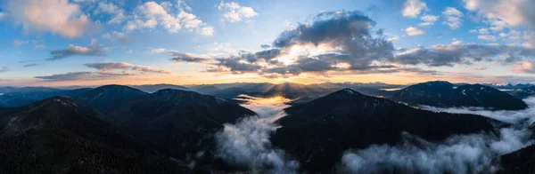 Kárpátok Panorámája Synevyrska Polyana Természeti Parkban Erdő Hóval Reggeli Köddel — Stock Fotó