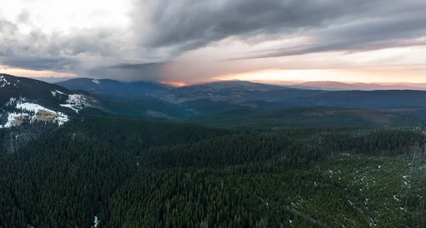 Wolken Boven Bergen Regenachtige Lentewolken Boven Het Bos Bergtoppen Mist — Stockfoto