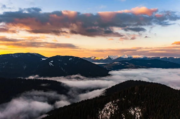 Dağların üzerindeki bulutlu gökyüzü, ormanların üzerindeki yağmurlu bahar bulutları ve dağların tepeleri, dağlar arasındaki sis.