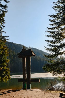 Göl ve berrak su, gökyüzünün yansıması ve sudaki ağaçlar, göl ve etrafındaki sonsuz yeşil orman..