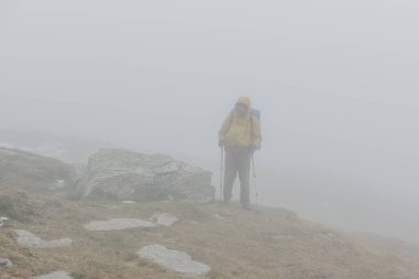 Karpatlar, Ukrayna 25 Eylül 2021: Turistler Petros Dağı 'na, Petros Dağı' na sis ve karda tırmanıyor, turistler parlak giysiler içinde, kışın başlangıcı Petros Dağı 'nda.