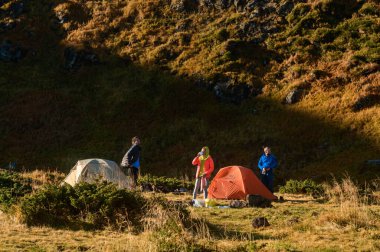 Karpatlar, Ukrayna 27 Eylül 2021: Karpat Dağları 'ndaki Nesamovite Gölü yakınlarında bir çadır kampı, sabah yürüyüşünde çadırlarda..