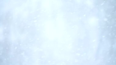 Pencereden uçan kar taneleri, karlı kış günü, hızlandırılmış video.