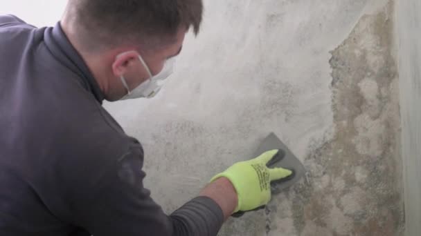 Verwijdering Van Schimmel Schimmel Thuis Schillen Van Eerste Laag Schimmel — Stockvideo