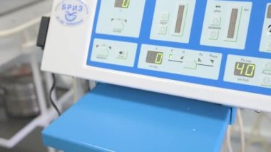 Dolyna, Ukrayna 13 Temmuz 2021: ventilatör ekranı ve tıbbi göstergeler.