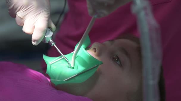 Little Boy Treats Teeth Dentist — Stockvideo
