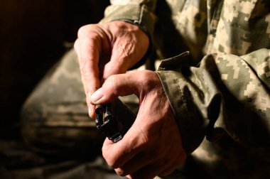 Şarjörü muharebe tüfekleri ile doldurmak AK 74, makineli tüfek cephanesi taşıyan bir asker, Ukrayna 'daki savaş..
