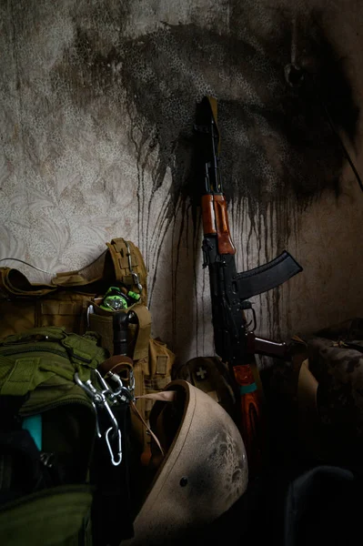 Metralhadora Soldado Ucraniano Está Encostado Contra Parede Casa Guerra Ucrânia — Fotografia de Stock
