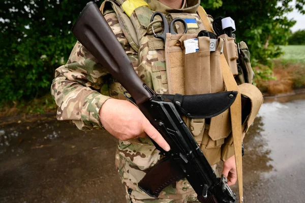 一名携带突击步枪Ak 防弹背心和医疗转门的乌克兰士兵的军用弹药 — 图库照片