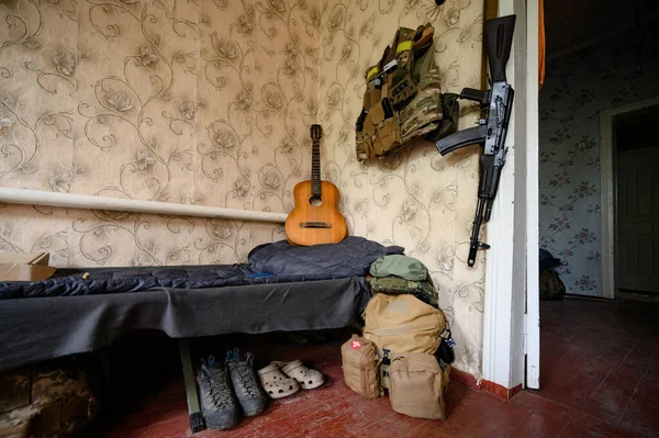 Een Militair Gevechtsgeweren Militaire Munitie Naast Een Gitaar Oorlog Oekraïne — Stockfoto