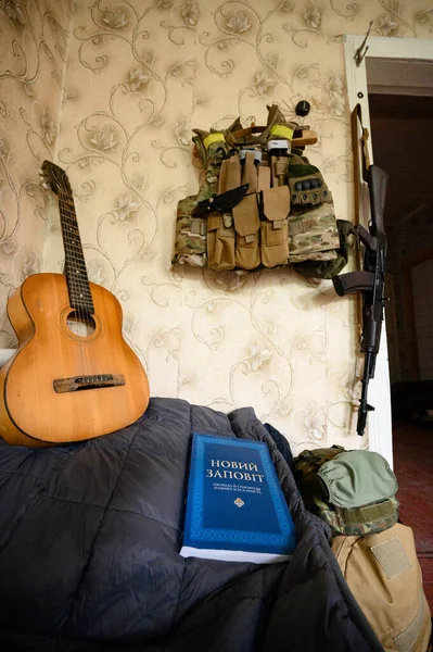 一把士兵的机枪和军事弹药旁边的吉他 乌克兰的战争 新的意志和武器在乌克兰的战争 — 图库照片