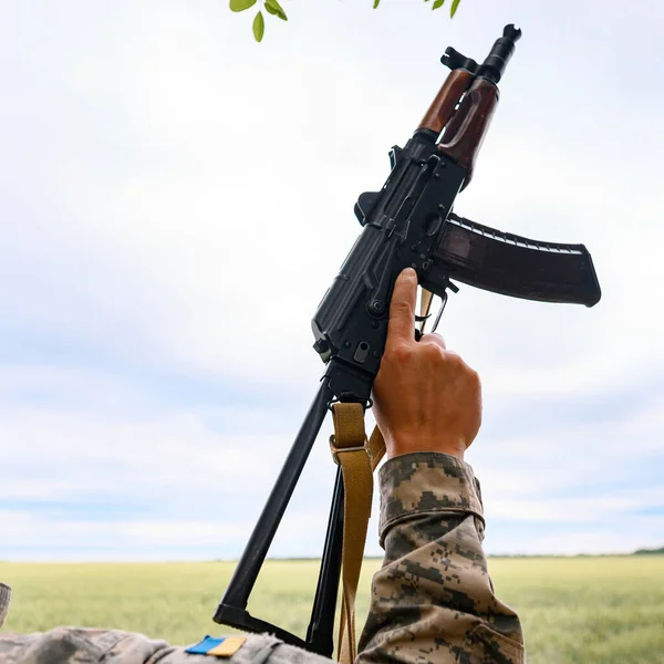 乌克兰军队持有冲锋枪 手拿着机枪在天空的背景下 — 图库照片