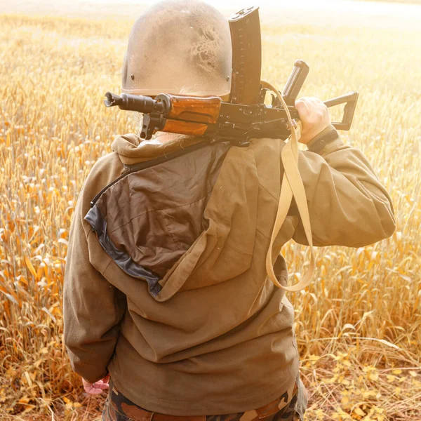 Een Soldaat Met Een Machinegeweer Staat Een Veld Oekraïense Tarwevelden — Stockfoto