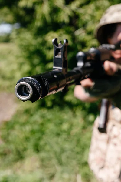 一名携带Ak 74冲锋枪的士兵站在田里 乌克兰麦田里和战场上 枪口制动器补偿器和自动售货机的视线中 — 图库照片