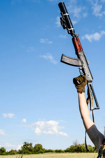 Een Soldaat Met Acombat Militaire Geweren Staat Een Veld Oekraïense — Stockfoto