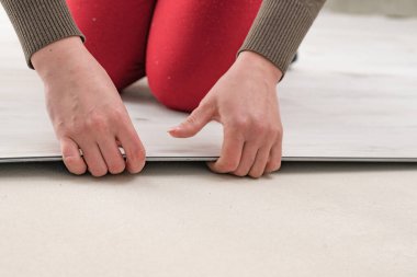 Zemin kurulumu, yeni bir kuvars stili vinil zemin döşeme onarımı, döşeme onarımı, bir kadın döşeme montajı.