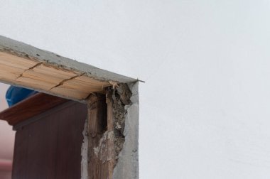 Tahta kapı, odadaki eski kapının yenilenmesi ve yeniden inşası, ahşap duvarlar..