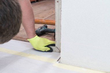 İç kapıların kurulumu, dikey düzlemin kapı kurulumu sırasında bir seviye kullanılarak ölçümü, onarım çalışmaları.