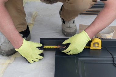 Sonraki kurulum için kapı yaprağının uzunluğunu ölçüyorum. İç taraftaki karanlık kapılar..