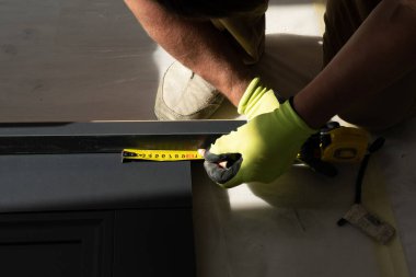 Sonraki kurulum için kapı yaprağının uzunluğunu ölçüyorum. İç taraftaki karanlık kapılar..