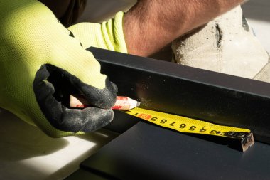 Sonraki kurulum için kapı yaprağının uzunluğunu ölçüyorum. İç taraftaki karanlık kapılar..