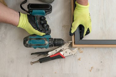 Köşe bağlantısı için kapı çerçevesinde bir delik açmak, iç kapıların kurulumu....