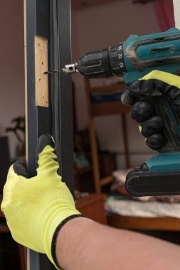 Kapı çerçevesinde, usta duvara daha fazla eklemek için bir delik açar, kapının kurulumu için..