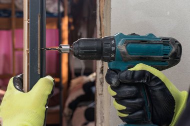 Kapı çerçevesinde, usta duvara daha fazla eklemek için bir delik açar, kapının kurulumu için..