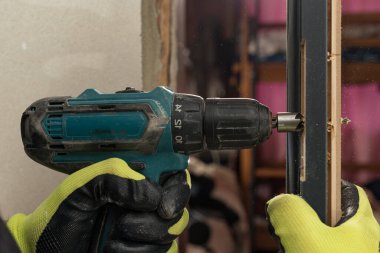 Kapıda yeşil bir tornavidayla delik açmak, sondaj işlemine yakın durmak, iç kapılar kurmak....