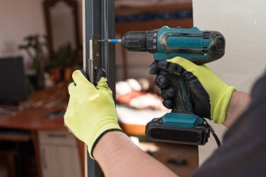 İç kapıya paslanmaz menteşe takmak, detaylı bir plana vida takmak, iç kapı takmak....