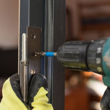 İç kapıya paslanmaz menteşe takmak, detaylı bir plana vida takmak, iç kapı takmak....