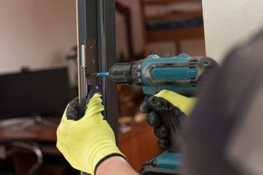 İç kapıya paslanmaz menteşe takmak, detaylı bir plana vida takmak, iç kapı takmak....