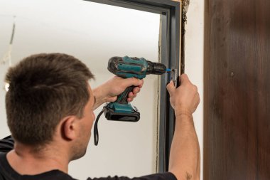 Kapı menteşeleri, iç kapılar, usta marangozluk..