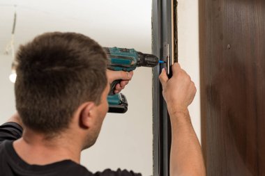 Kapı menteşeleri, iç kapılar, usta marangozluk..