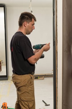 Kapı menteşeleri, iç kapılar, usta marangozluk..