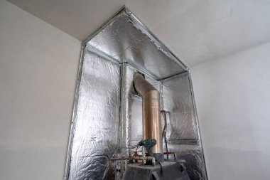 folyolu mineral yünü, şömineden baca, montaj ve onarım işi, izolasyon için ahşap duvarlar ve mineral yünü ile termal koruma.